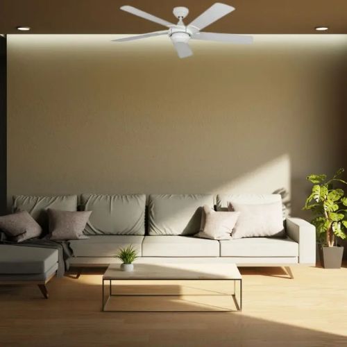 Ventilateur de plafond ROTARY chrome avec des pales blanches dans un salon moderne aux teintes beige 